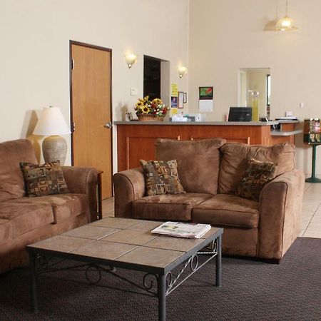 Centerstone Inn & Suites Carlyle Εξωτερικό φωτογραφία