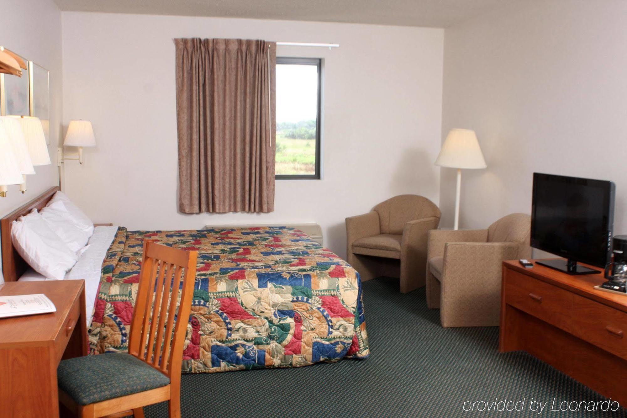 Centerstone Inn & Suites Carlyle Εξωτερικό φωτογραφία