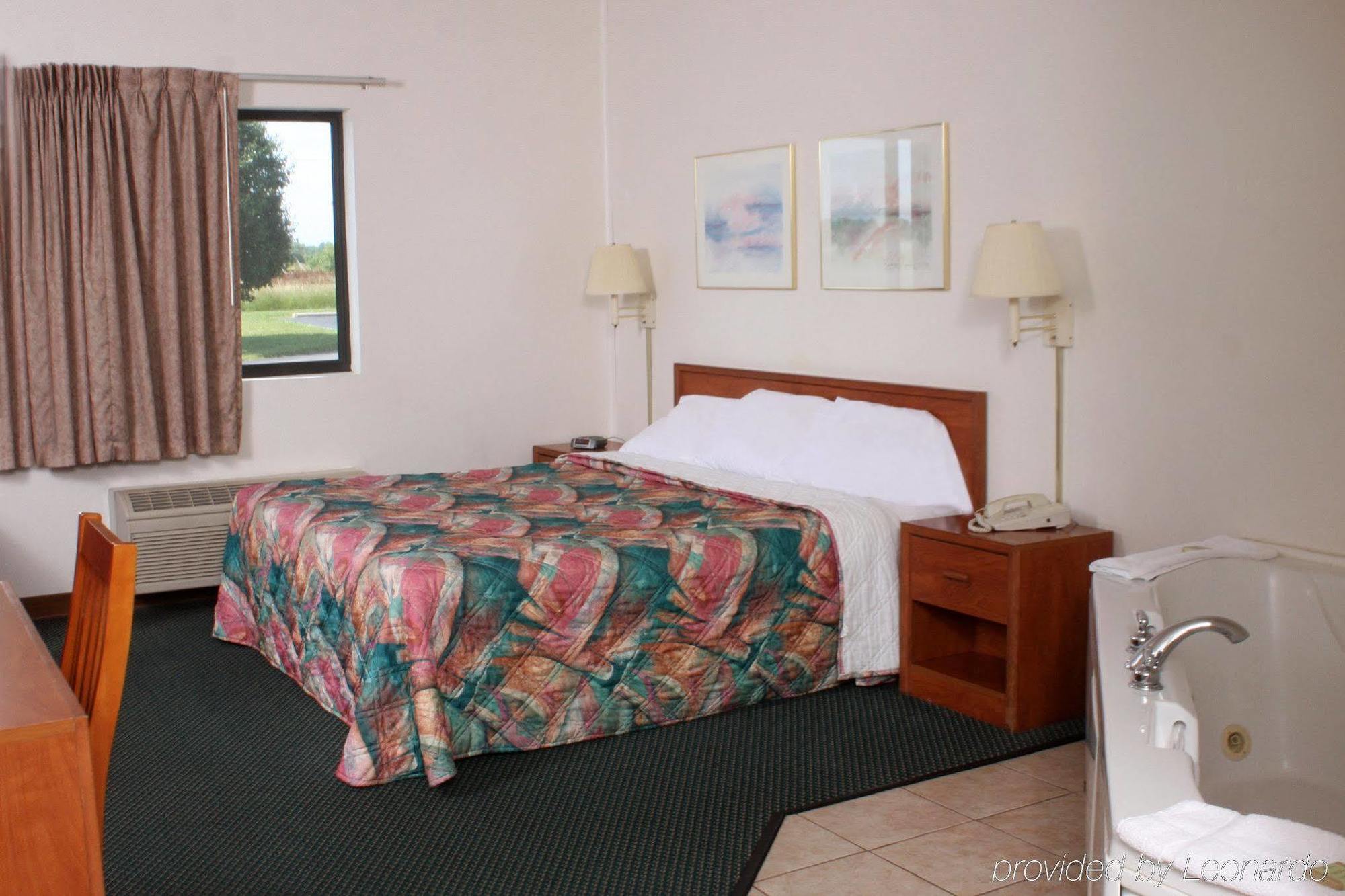 Centerstone Inn & Suites Carlyle Εξωτερικό φωτογραφία