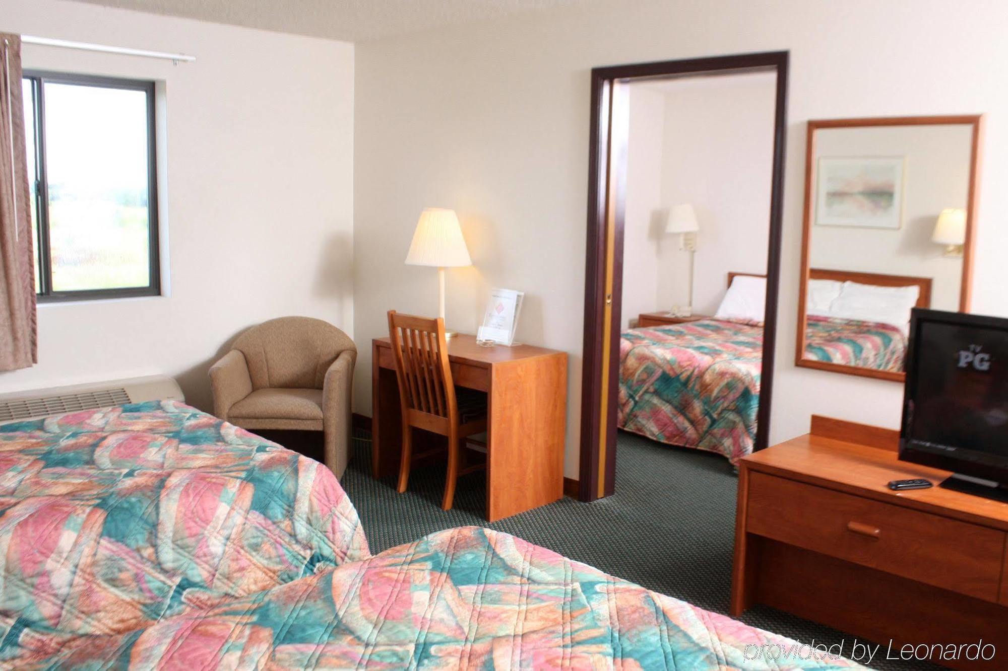 Centerstone Inn & Suites Carlyle Εξωτερικό φωτογραφία
