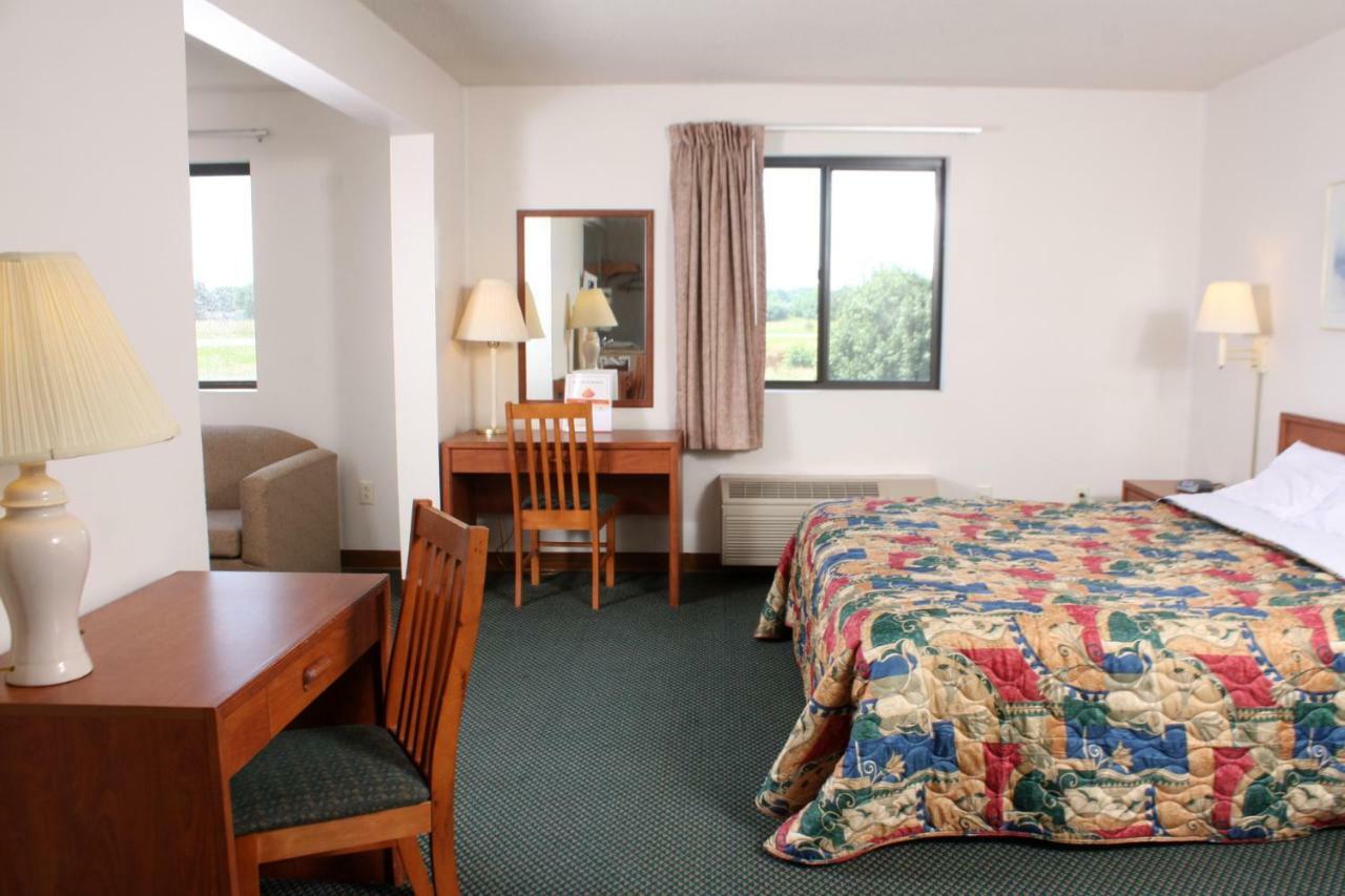 Centerstone Inn & Suites Carlyle Εξωτερικό φωτογραφία