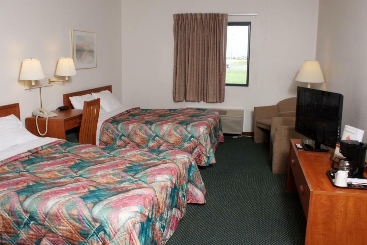 Centerstone Inn & Suites Carlyle Εξωτερικό φωτογραφία